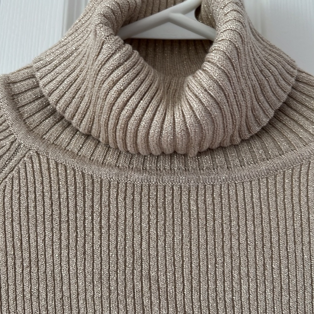 T neck - Picture 2 of 2
